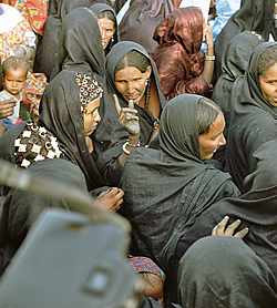 Fotograferne bliver fristet af de smukke og eksotiske tuareg kvinder ved festivalen.