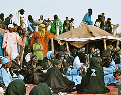 Traditionel tuaregmusik er bygget op om sang, enkelte trommer og strengeinstrumenter.