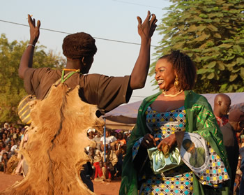 Oumou Sangaré hilser på byens lokale tosse