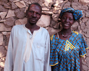 Hamidou er nygift med Fatoumata. Med et dårligt ben har han vanskeligt ved at forsørge hende