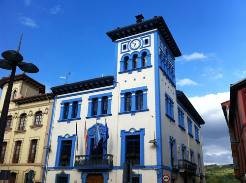 Det fine gamle rådhus i centrum af Grado