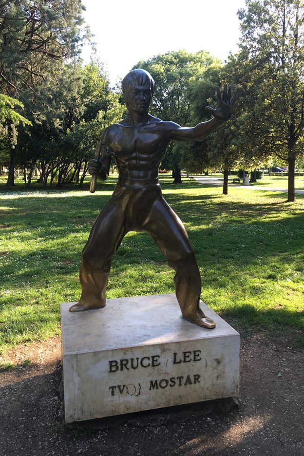 Statue af Bruce Lee i Mostar. Foto af Lise Blom